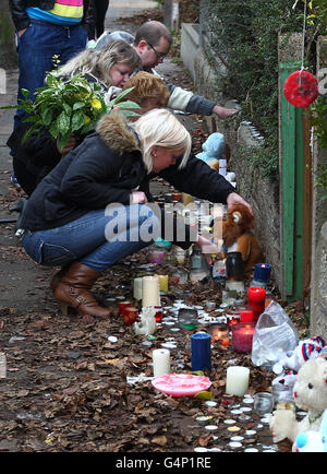 Mann und Frau über verletzte Baby verhaftet Stockfoto