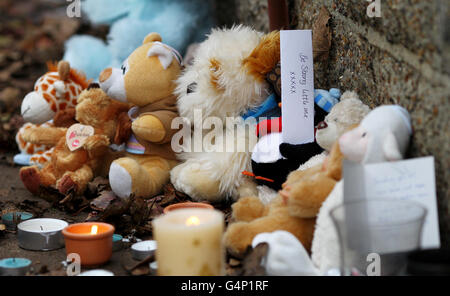 Am Schauplatz einer Mahnwache, die gestern Abend in Gravesend, Kent, stattfand, werden angezündete Kerzen, weiches Spielzeug und gute-Willen-Botschaften hinterlassen, nachdem zwei Personen verhaftet wurden, nachdem ein Kind am vergangenen Donnerstag in einem schweren Zustand ins Krankenhaus eingeliefert wurde. Stockfoto