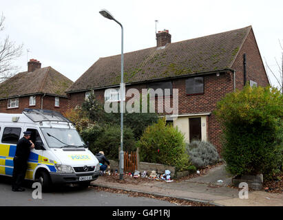 Am Schauplatz einer Mahnwache, die gestern Abend in Gravesend, Kent, stattfand, werden angezündete Kerzen, weiches Spielzeug und gute-Willen-Botschaften hinterlassen, nachdem zwei Personen verhaftet wurden, nachdem ein Kind am vergangenen Donnerstag in einem schweren Zustand ins Krankenhaus eingeliefert wurde. Stockfoto