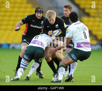 Rugby Union - Aviva Premiership - Saracens gegen London Irish - Vicarage Road. Jackson Wray von Saracens wird von Declan Danaher, einem Londoner Iren, in Angriff genommen Stockfoto