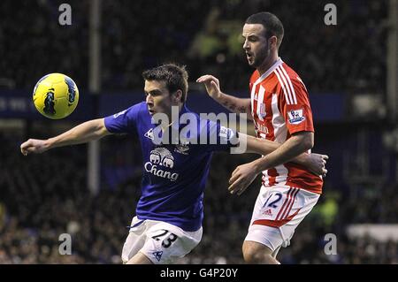 Fußball - Barclays Premier League - Everton gegen Stoke City - Goodison Park. Seamus Coleman von Everton und Marc Wilson von Stoke City (rechts) kämpfen um den Ball Stockfoto