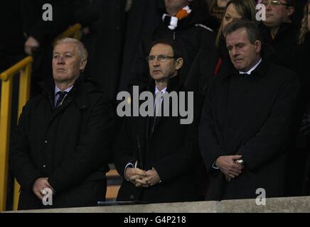 Der neu ernannte Sunderland-Manager Martin O'Neill (Mitte) zollt seinen Respekt Mit einer Minute Stille zum Vergehen von Gary Speed Vor dem Spiel Stockfoto