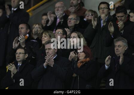 Fußball - Barclays Premier League - Wolverhampton Wanderers gegen Sunderland - Molineux. Neu ernannter Manager Martin O'Neill (links unten) und International Development für Sunderland Niall Quinn (rechts oben) an den Tribünen Stockfoto