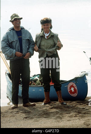 Der Herzog und die Herzogin von York teilen sich einen Witz, bevor sie zu einem 13-tägigen Abenteuerurlaub in den North West Territories von Kanada aufbrechen. Abgebildet mit ihren geladenen Kanus mit Zelten und Futter an einem Ort, der als Caribou Narrows bekannt ist, 173 Meilen südlich des Polarkreises. Stockfoto