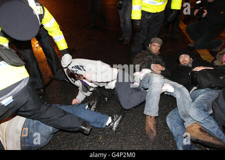 Gardai entferne Spargegner, die versuchten, die Tore des Leinster House in Dublin zu blockieren, nachdem Finanzminister Michael Noonan am zweiten Tag des irischen Haushalts sein Budget in Regierungsgebäuden abgegeben hatte. Stockfoto