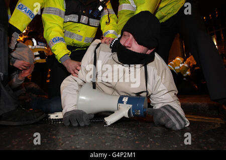 Gardai entferne Spargegner, die versuchten, die Tore des Leinster House in Dublin zu blockieren, nachdem Finanzminister Michael Noonan am zweiten Tag des irischen Haushalts sein Budget in Regierungsgebäuden abgegeben hatte. Stockfoto