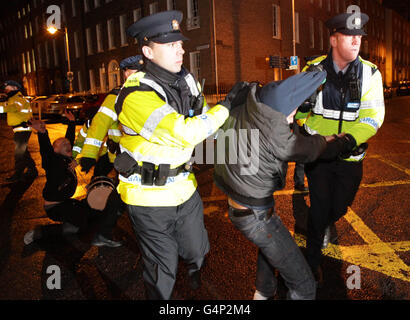 Gardai entferne Spargegner, die versuchten, die Tore des Leinster House in Dublin zu blockieren, nachdem Finanzminister Michael Noonan am zweiten Tag des irischen Haushalts sein Budget in Regierungsgebäuden abgegeben hatte. Stockfoto