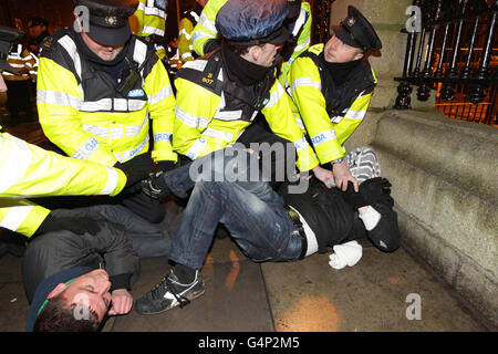 Gardai entferne Spargegner, die versuchten, die Tore des Leinster House in Dublin zu blockieren, nachdem Finanzminister Michael Noonan am zweiten Tag des irischen Haushalts sein Budget in Regierungsgebäuden abgegeben hatte. Stockfoto