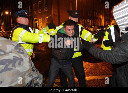 Gardai entferne Spargegner, die versuchten, die Tore des Leinster House in Dublin zu blockieren, nachdem Finanzminister Michael Noonan am zweiten Tag des irischen Haushalts sein Budget in Regierungsgebäuden abgegeben hatte. Stockfoto