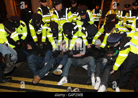 Gardai entferne Spargegner, die versuchten, die Tore des Leinster House in Dublin zu blockieren, nachdem Finanzminister Michael Noonan am zweiten Tag des irischen Haushalts sein Budget in Regierungsgebäuden abgegeben hatte. Stockfoto