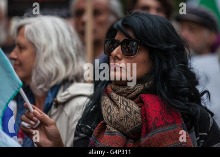 London, UK. 18. Juni 2016. MAZ Saleem, dessen Vater Mohammed Saleem 2013 unter den Aktivisten aus dem Konvoi zu Calais protestieren vor der französischen Botschaft nach verweigert Einreise nach Frankreich von den französischen Behörden von Neonazis ermordet wurde. Bildnachweis: Mark Kerrison/Alamy Live-Nachrichten Stockfoto