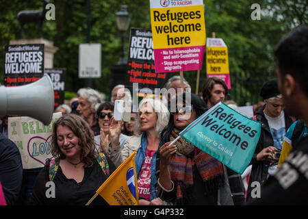 London, UK. 18. Juni 2016. MAZ Saleem, dessen Vater Mohammed Saleem 2013 unter den Aktivisten aus dem Konvoi zu Calais protestieren vor der französischen Botschaft nach verweigert Einreise nach Frankreich von den französischen Behörden von Neonazis ermordet wurde. Bildnachweis: Mark Kerrison/Alamy Live-Nachrichten Stockfoto