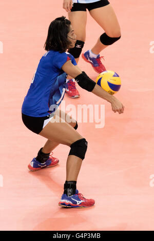 Bari, Italien. 18. Juni 2016. Ajcharaporn Kongyot aus Thailand erhält den Ball während des Spiels FIVB World Grand Prix 2016 Pool F1 Gruppe 1 Frauen zwischen Thailand und Russland in PalaFlorio Sporthalle. Nicola Mastronardi/Alamy Live-Nachrichten Stockfoto