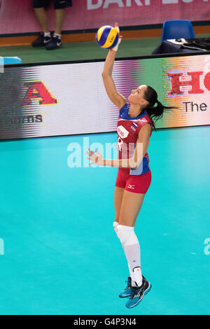 Bari, Italien. 18. Juni 2016. Nataliya Goncharova aus Russland auf dienen während des FIVB World Grand Prix 2016 Pool F1 Gruppe 1 Damen-Spiels zwischen Thailand und Russland in PalaFlorio Sporthalle. Nicola Mastronardi/Alamy Live-Nachrichten Stockfoto