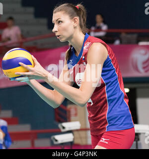 Bari, Italien. 18. Juni 2016. Irina Zaryazhko aus Russland auf dienen während des FIVB World Grand Prix 2016 Pool F1 Gruppe 1 Damen-Spiels zwischen Thailand und Russland in PalaFlorio Sporthalle. Nicola Mastronardi/Alamy Live-Nachrichten Stockfoto