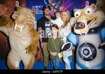 Sydney, Australien 19. Juni 2016: VIPs und prominente stellen mit Charakteren aus dem Film Ice Age Collision Course bei der Premierenveranstaltung, die während des Sydney Filmfestivals stattfand. Bildnachweis: Mjmediabox/Alamy Live-Nachrichten Stockfoto