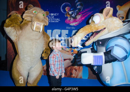 Sydney, Australien 19. Juni 2016: VIPs und prominente stellen mit Charakteren aus dem Film Ice Age Collision Course bei der Premierenveranstaltung, die während des Sydney Filmfestivals stattfand. Bildnachweis: Mjmediabox/Alamy Live-Nachrichten Stockfoto