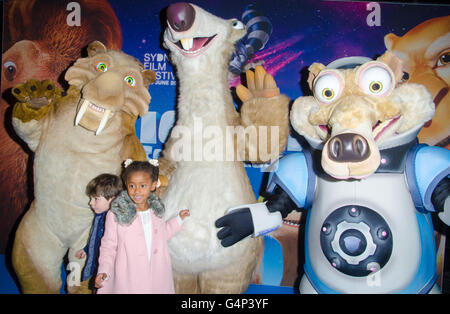 Sydney, Australien 19. Juni 2016: VIPs und prominente stellen mit Charakteren aus dem Film Ice Age Collision Course bei der Premierenveranstaltung, die während des Sydney Filmfestivals stattfand. Bildnachweis: Mjmediabox/Alamy Live-Nachrichten Stockfoto