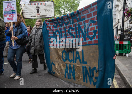 London, UK. 18. Juni 2016. Aktivisten für den sozialen Wohnungsbau marschieren durch die Londoner, die Aufhebung der Housing Act zu fordern. Der Marsch, genannt "Axe The Housing Act" organisierte Gehäuse ausgerichteten Gruppen aus ganz London und Umgebung und darüber hinaus. Bildnachweis: Mark Kerrison/Alamy Live-Nachrichten Stockfoto