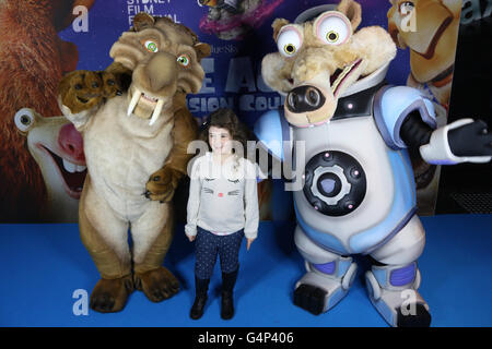 Sydney, Australien. 19. Juni 2016. VIPs und Kinogänger angekommen auf dem roten Teppich zur Premiere von Ice Age: Collision Course an der Veranstaltung Kinos George Street. Menschen mit Charakteren aus dem Film gestellt. Bildnachweis: Richard Milnes/Alamy Live-Nachrichten Stockfoto