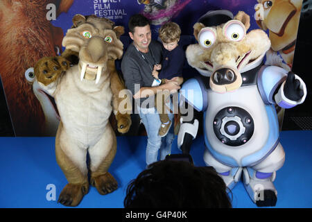 Sydney, Australien. 19. Juni 2016. VIPs und Kinogänger angekommen auf dem roten Teppich zur Premiere von Ice Age: Collision Course an der Veranstaltung Kinos George Street. Menschen mit Charakteren aus dem Film gestellt. Bildnachweis: Richard Milnes/Alamy Live-Nachrichten Stockfoto