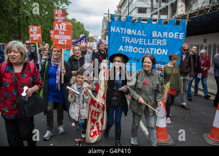 London, UK. 18. Juni 2016. Aktivisten aus Gehäuse Aktionsgruppen marschieren durch die Londoner, die Aufhebung der Housing Act zu fordern. Der Marsch, genannt "Axe The Housing Act" organisierte Gehäuse ausgerichteten Gruppen aus ganz London und Umgebung und darüber hinaus. Bildnachweis: Mark Kerrison/Alamy Live-Nachrichten Stockfoto