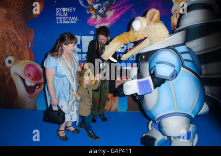 Sydney, Australien 19. Juni 2016: VIPs und prominente stellen mit Charakteren aus dem Film Ice Age Collision Course bei der Premierenveranstaltung, die während des Sydney Filmfestivals stattfand. Bildnachweis: Mjmediabox/Alamy Live-Nachrichten Stockfoto