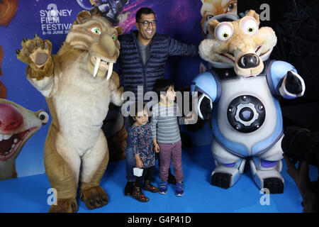 Sydney, Australien. 19. Juni 2016. VIPs und Kinogänger angekommen auf dem roten Teppich zur Premiere von Ice Age: Collision Course an der Veranstaltung Kinos George Street. Menschen mit Charakteren aus dem Film gestellt. Bildnachweis: Richard Milnes/Alamy Live-Nachrichten Stockfoto