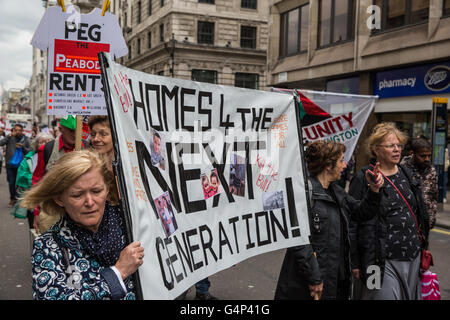 London, UK. 18. Juni 2016. Aktivisten aus Gehäuse Aktionsgruppen marschieren durch die Londoner, die Aufhebung der Housing Act zu fordern. Der Marsch, genannt "Axe The Housing Act" organisierte Gehäuse ausgerichteten Gruppen aus ganz London und Umgebung und darüber hinaus. Bildnachweis: Mark Kerrison/Alamy Live-Nachrichten Stockfoto