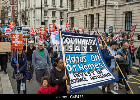 London, UK. 18. Juni 2016. Aktivisten aus Gehäuse Aktionsgruppen marschieren durch die Londoner, die Aufhebung der Housing Act zu fordern. Der Marsch, genannt "Axe The Housing Act" organisierte Gehäuse ausgerichteten Gruppen aus ganz London und Umgebung und darüber hinaus. Bildnachweis: Mark Kerrison/Alamy Live-Nachrichten Stockfoto