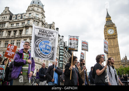 London, UK. 18. Juni 2016. Aktivisten aus Gehäuse Aktionsgruppen marschieren durch die Londoner, die Aufhebung der Housing Act zu fordern. Der Marsch, genannt "Axe The Housing Act" organisierte Gehäuse ausgerichteten Gruppen aus ganz London und Umgebung und darüber hinaus. Bildnachweis: Mark Kerrison/Alamy Live-Nachrichten Stockfoto