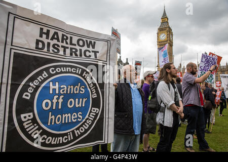 London, UK. 18. Juni 2016. Aktivisten aus Gehäuse Aktionsgruppen hören Lautsprecher bei der "Axe The Housing Act" Rallye in Parliament Square. Bildnachweis: Mark Kerrison/Alamy Live-Nachrichten Stockfoto