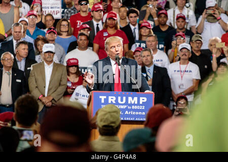 Phoenix, Arizona, USA. 18. Juni 2016. Trump spricht auf einer Kundgebung der Kampagne am Veterans Memorial Coliseum in zentralen Phoenix. Dies war Trumps vierte Auftritt in Arizona während seiner Präsidentschaftskampagne 2016. Bildnachweis: Jennifer Mack/Alamy Live-Nachrichten Stockfoto