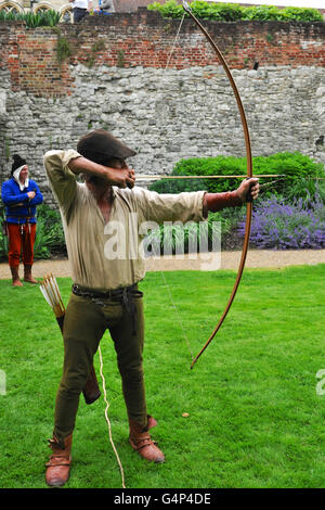 Greenwich, London, UK. 18. Juni 2016. Re-enactment gekleidet als mittelalterliche Bogenschützen während einer Re-Inszenierung in Greenwich, London, UK. Das "Grand mittelalterlichen Turnier" tagte in Eltham Palace, eine Eigenschaft von English Heritage die Heimat von König Henry VIII als Kind war. Die Veranstaltung soll einen Einblick in das Leben im Palast während der mittelalterlichen Periode zu geben. Bildnachweis: Michael Preston/Alamy Live-Nachrichten Stockfoto