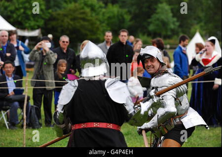 Greenwich, London, UK. 18. Juni 2016. Re-enactment gekleidet wie mittelalterliche Männer an den Waffen kämpfen mit Doppeläxte während einer Re-Inszenierung in Greenwich, London, UK. Das "Grand mittelalterlichen Turnier" tagte in Eltham Palace, eine Eigenschaft von English Heritage die Heimat von König Henry VIII als Kind war. Die Veranstaltung soll einen Einblick in das Leben im Palast während der mittelalterlichen Periode zu geben. Bildnachweis: Michael Preston/Alamy Live-Nachrichten Stockfoto