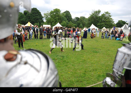 Greenwich, London, UK. 18. Juni 2016. Re-enactment gekleidet wie mittelalterliche Männer an den Waffen kämpfen mit Speeren während einer Re-Inszenierung in Greenwich, London, UK. Das "Grand mittelalterlichen Turnier" tagte in Eltham Palace, eine Eigenschaft von English Heritage die Heimat von König Henry VIII als Kind war. Die Veranstaltung soll einen Einblick in das Leben im Palast während der mittelalterlichen Periode zu geben. Bildnachweis: Michael Preston/Alamy Live-Nachrichten Stockfoto