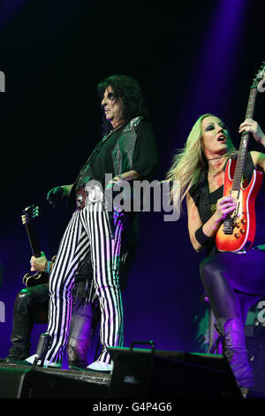 London, UK. 18. Juni 2016.  Alice Cooper Band spielen in der O2 Arena am 18. Juni 2016 in London, England-Kredit-Glamourstock Kredit: Glamourstock/Alamy Live-Nachrichten Stockfoto