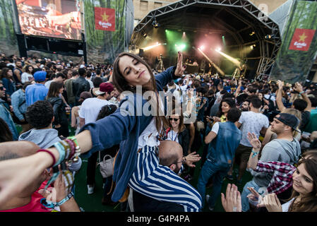 Barcelona, Katalonien, Spanien. 18. Juni 2016. Festivalbesucher Tanz wild während des dritten Tages der SONAR Nacht 2016 Barcelona Kredit: Matthias Oesterle/ZUMA Draht/Alamy Live News Stockfoto