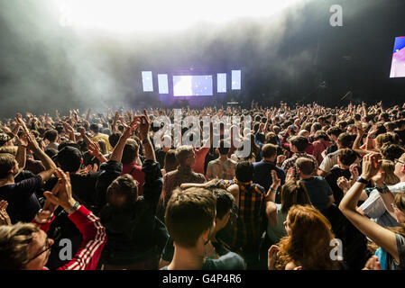 Barcelona, Katalonien, Spanien. 18. Juni 2016. Die massive Menge der Festivalbesucher Tanz wild während des dritten Tages der SONAR Nacht 2016 Barcelona Kredit: Matthias Oesterle/ZUMA Draht/Alamy Live News Stockfoto