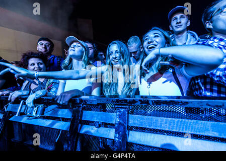 Barcelona, Katalonien, Spanien. 19. Juni 2016. Festivalbesucher Tanz wild während des dritten Tages der SONAR Nacht 2016 Barcelona Kredit: Matthias Oesterle/ZUMA Draht/Alamy Live News Stockfoto