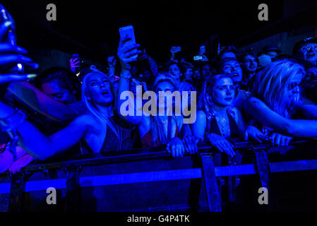 Barcelona, Katalonien, Spanien. 19. Juni 2016. Festivalbesucher Tanz wild während des dritten Tages der SONAR Nacht 2016 Barcelona Kredit: Matthias Oesterle/ZUMA Draht/Alamy Live News Stockfoto