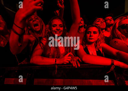 Barcelona, Katalonien, Spanien. 19. Juni 2016. Festivalbesucher Tanz wild während des dritten Tages der SONAR Nacht 2016 Barcelona Kredit: Matthias Oesterle/ZUMA Draht/Alamy Live News Stockfoto