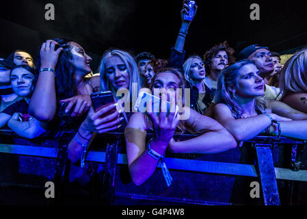 Barcelona, Katalonien, Spanien. 19. Juni 2016. Festivalbesucher Tanz wild während des dritten Tages der SONAR Nacht 2016 Barcelona Kredit: Matthias Oesterle/ZUMA Draht/Alamy Live News Stockfoto