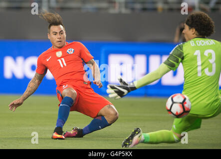 Santa Clara, USA. 18. Juni 2016. Eduardo Vargas (L) von Chile punktet beim Viertelfinalspiel gegen Mexiko 2016 Copa America-Soccer-Turnier im Levi's-Stadion in Santa Clara, Kalifornien, USA, 18. Juni 2016. Chile gewann mit 7: 0. Bildnachweis: Yang Lei/Xinhua/Alamy Live-Nachrichten Stockfoto