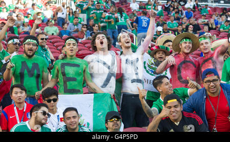 Santa Clara, USA. 18. Juni 2016. Fans von Mexiko jubeln vor dem Viertelfinalspiel zwischen Mexiko und Chile 2016 Copa America-Soccer-Turnier im Levi's-Stadion in Santa Clara, Kalifornien, USA, 18. Juni 2016. Mexiko verloren 0-7. Bildnachweis: Yang Lei/Xinhua/Alamy Live-Nachrichten Stockfoto