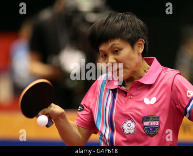 Samstag. 18. Juni 2016. 18. Juni 2016, Tokyo, Japan - kehrt Cheng I-Ching von Taiwan die Kugel Agianst Singapurs Feng Tianwei während der Frauen-Viertel-Finale der Japan Open Tischtennis-Turnier in Tokio am Samstag, 18. Juni 2016. Cheng besiegte Feng 4-2. © Yoshio Tsunoda/AFLO/Alamy Live-Nachrichten Stockfoto