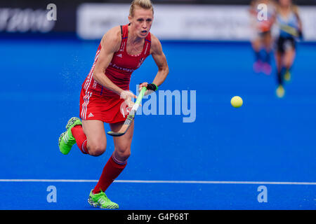 London, UK. 18. Juni 2016. Alex Danson Großbritanniens jagt den Ball während der Eishockey-Frauen Champions Trophy 2016 zwischen dem Spiel von Großbritannien und Argentinien im Queen Elizabeth Olympic Park in London. Bildnachweis: Taka Wu/Alamy Live-Nachrichten Stockfoto