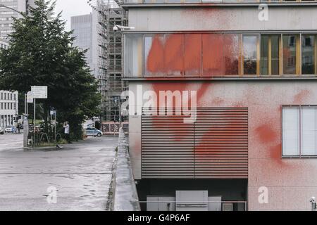 Berlin, Berlin, Deutschland. 18. Juni 2016. Berlins Haus der Wirtschaft (Haus der Wirtschaft) hat mit roter Farbe im Vorfeld der Rallye von linken Aktivisten gegen Ausbeutung und Unterdrückung zur Solidarität mit der Nuit Debout Proteste in Frankreich gegen das Gesetz Arbeitsreform verschmiert. © Jan Scheunert/ZUMA Draht/Alamy Live-Nachrichten Stockfoto