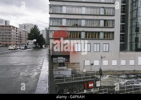 Berlin, Berlin, Deutschland. 18. Juni 2016. Berlins Haus der Wirtschaft (Haus der Wirtschaft) hat mit roter Farbe im Vorfeld der Rallye von linken Aktivisten gegen Ausbeutung und Unterdrückung zur Solidarität mit der Nuit Debout Proteste in Frankreich gegen das Gesetz Arbeitsreform verschmiert. © Jan Scheunert/ZUMA Draht/Alamy Live-Nachrichten Stockfoto