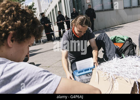 Berlin, Berlin, Deutschland. 18. Juni 2016. Aktivistin Schreddern einseitig die SGB während der Rallye von linken Aktivisten vor Berlins Haus der Wirtschaft (Haus der Wirtschaft) gegen Ausbeutung und Unterdrückung zur Solidarität mit der Nuit Debout Proteste in Frankreich gegen die Reform der Arbeit Recht. © Jan Scheunert/ZUMA Draht/Alamy Live-Nachrichten Stockfoto